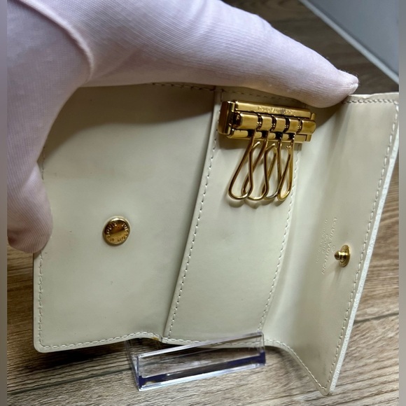 Louis Vuitton Cream/ Perle Vernis Leather Key Holder Wallet in Monogram - EUC - Picture 4 of 10
